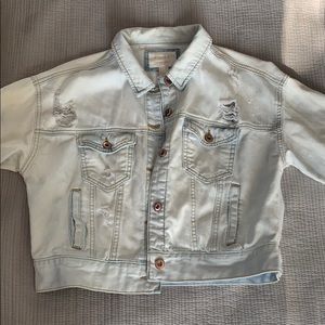Womens light wash cute denim jacket. Small